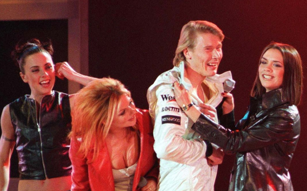 Victoria Adams (danas Beckham) raskopčava Hakkinena da vidi je li obukao nešto ispod kombinezona. Geri Halliwell (danas Horner) provjerava je li poprsje usporedivo s njenim.